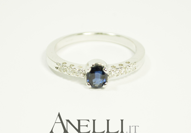 Anello con Zaffiro e Diamanti laterali