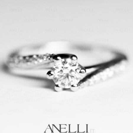 Anello con Diamanti laterali 0.60 Carati D-VVS1