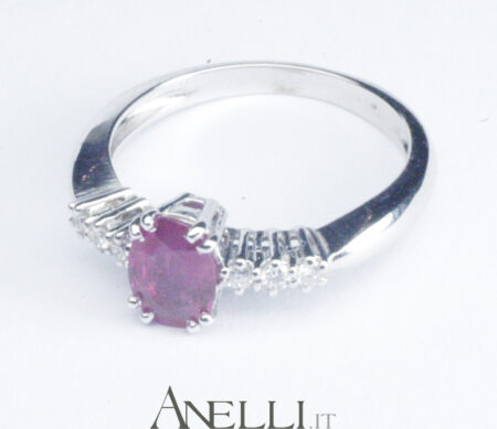 Anello con Rubino e diamanti laterali