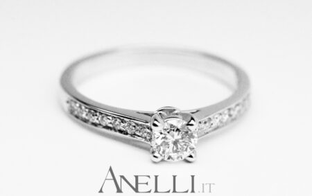 Anello elegante con diamante solitario GIA