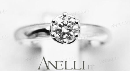 Anello solitario con diamante di 0,32 carati (Colore F - Purezza VS1)