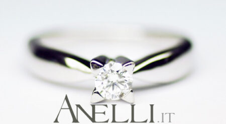Anello solitario con griffe a triangolo