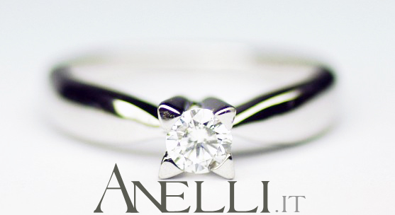 Anello solitario con griffe a triangolo