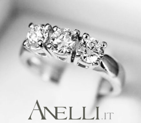 Anello trilogy classico da 1,20 carati (F-VVS1) GIA