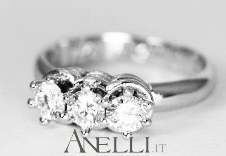 Anello Trilogy elegante 0,75 carati (F-VVS1) GIA