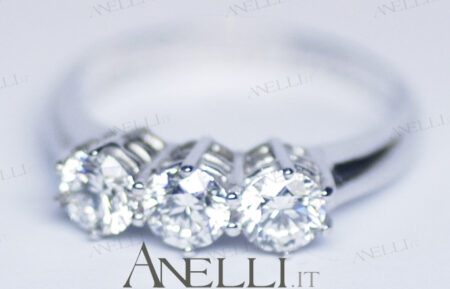 Anello Trilogy Classico 0,84 carati F-VS1 GIA