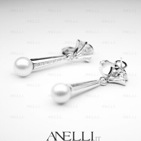 Orecchini pendenti con perle naturali e diamanti